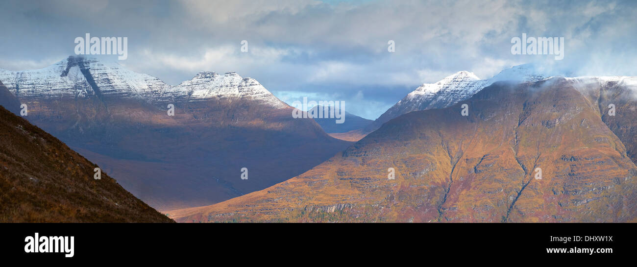 Genähte Panorama der Beinn Eighe und Gipfelns in den schottischen Highlands, UK. Stockfoto