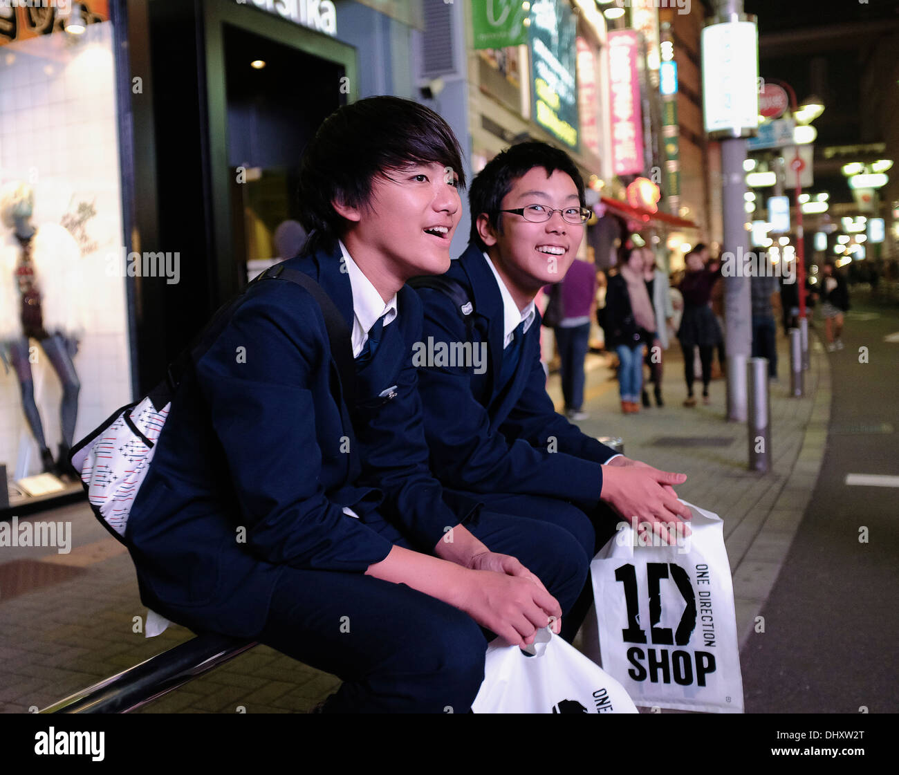 Japanische Studenten tragen Schuluniform in Shibuya Stockfoto
