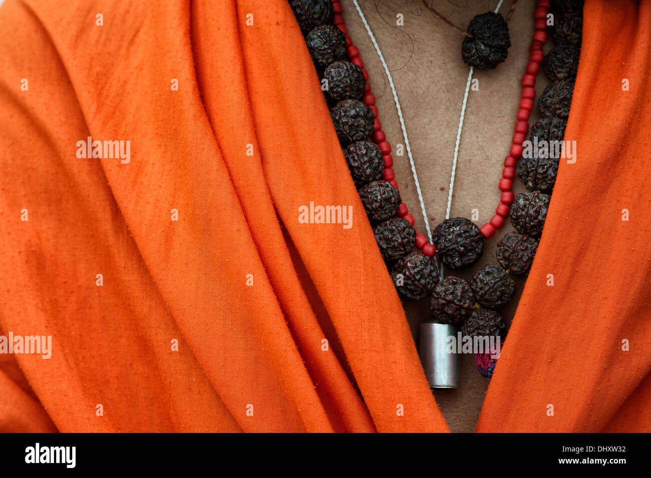 Indischen Sadhus Rudraksha Perlen gegen seine orange Tuch. Indien Stockfoto
