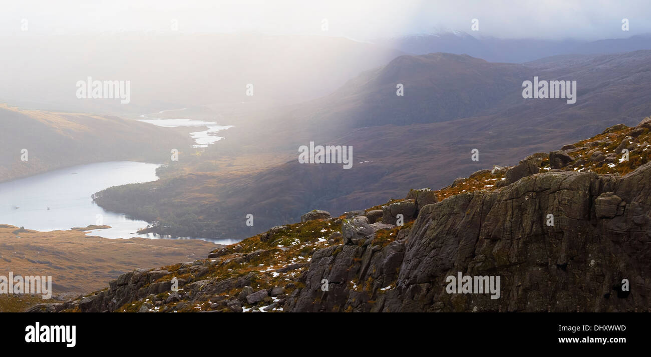 Genähte Panoramablick auf Loch Clair, Glen Torridon in den schottischen Highlands, UK. Stockfoto