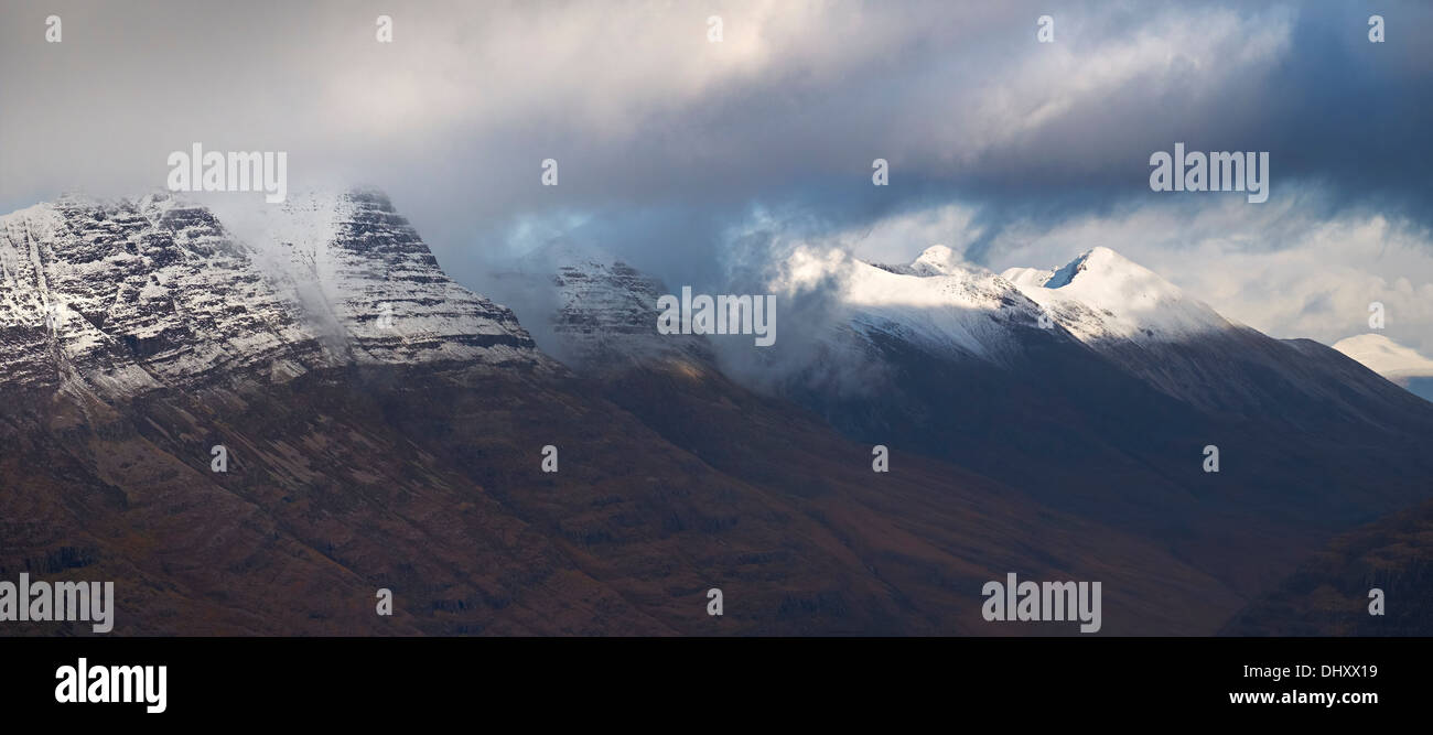 Genähte Aussicht auf Gipfelns und Beinn Eighe in den schottischen Highlands, UK. Stockfoto