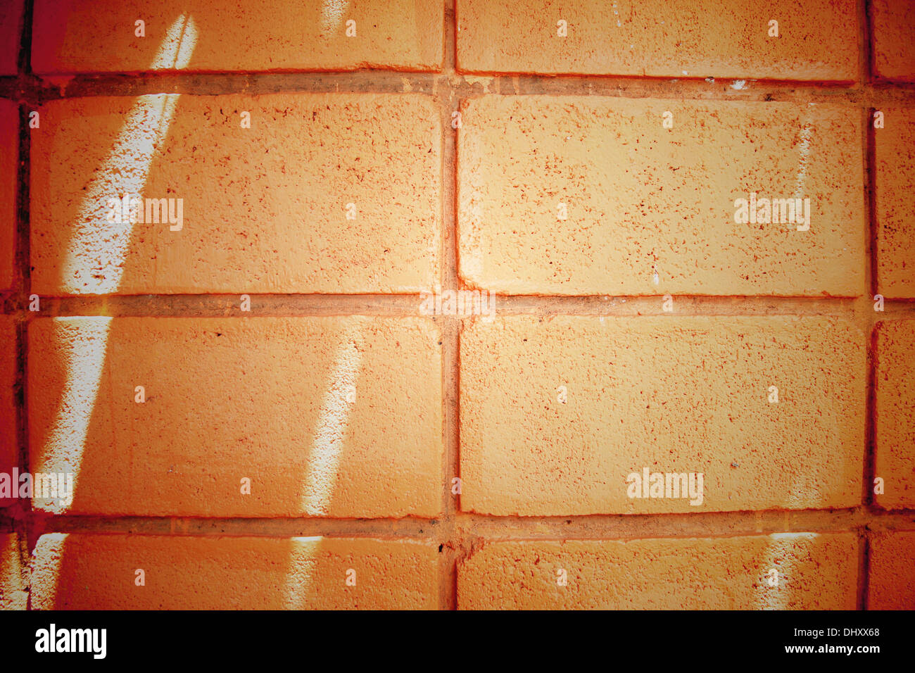 Die Bild-Ziegelwand mit Orange Hintergrund. Stockfoto