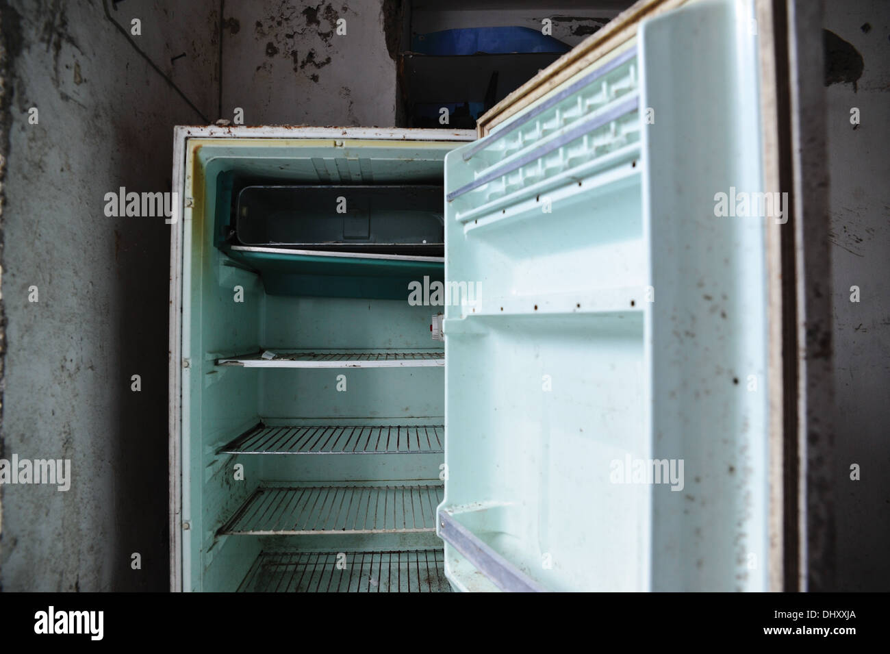 Einen alten leeren Kühlschrank in einem verfallenen Haus Stockfoto