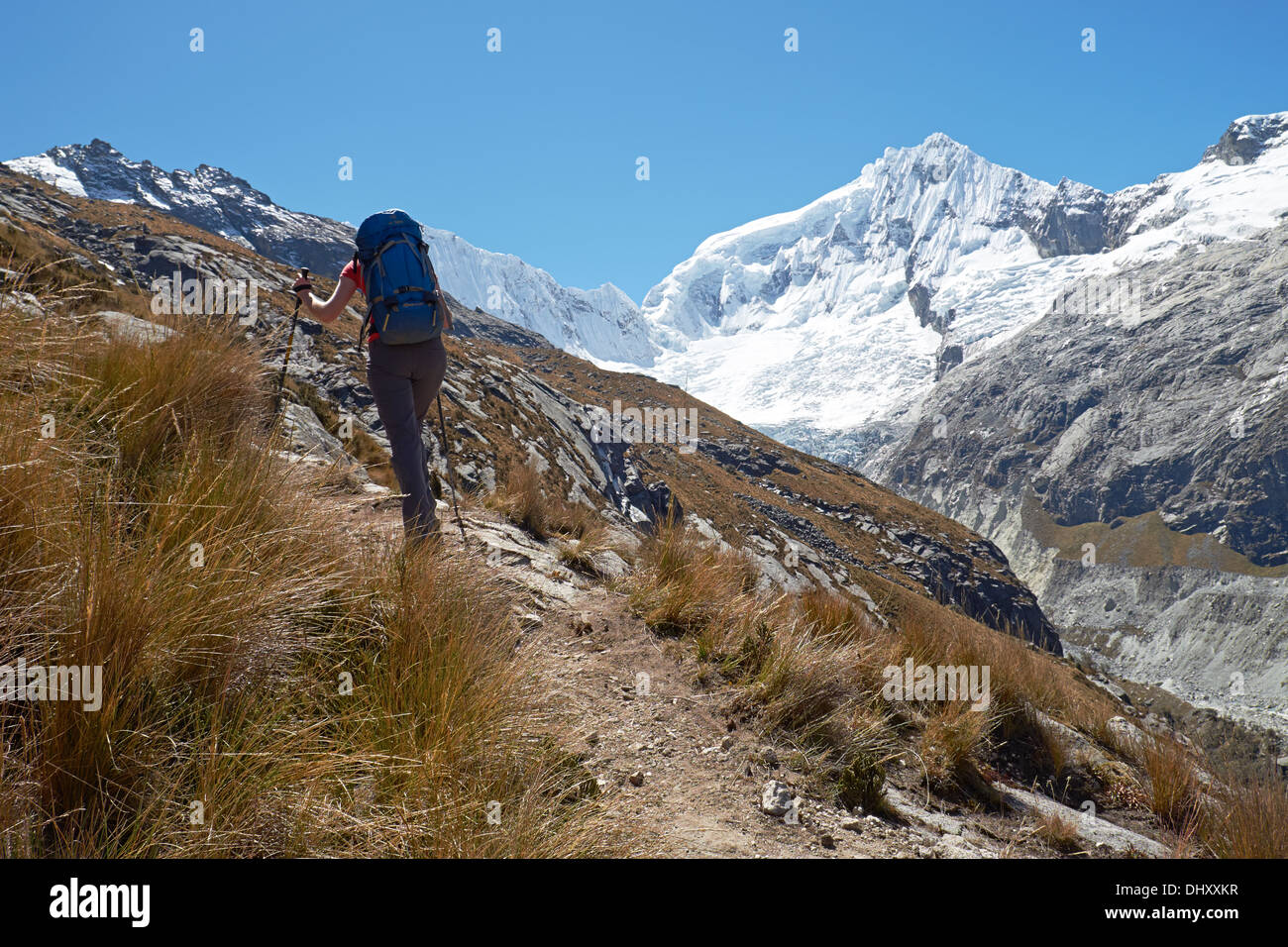 Femle Wanderer erklimmen Nevado Ranrapalca Gipfel in den peruanischen Anden, Südamerika. Stockfoto