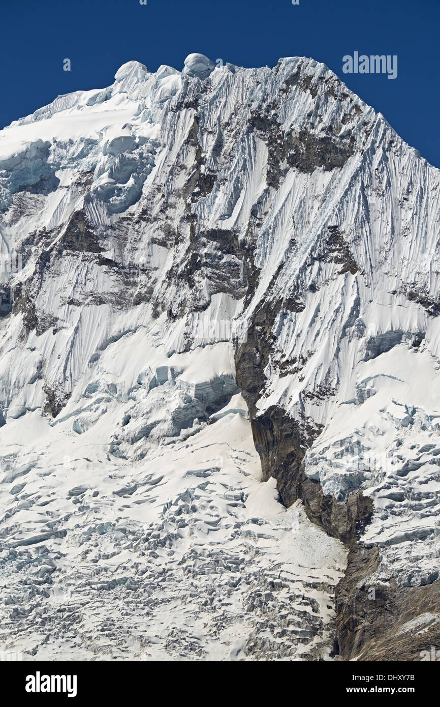 Ranrapalca Gipfel (6162m) in den peruanischen Anden, Südamerika. Stockfoto