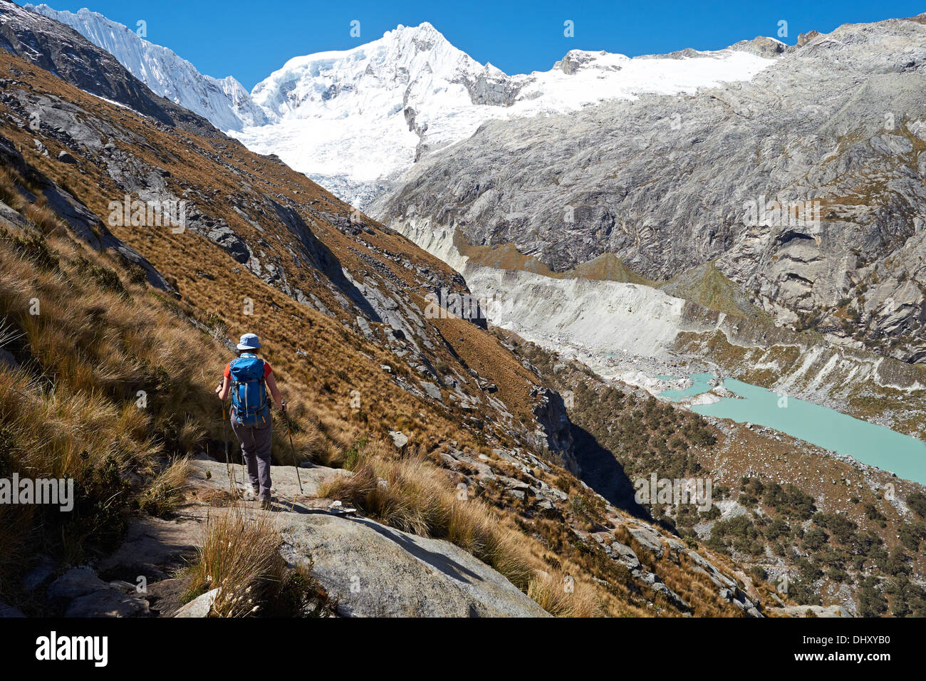 Femle Wanderer absteigend zum Llaca Tal in den peruanischen Anden, Südamerika. Stockfoto