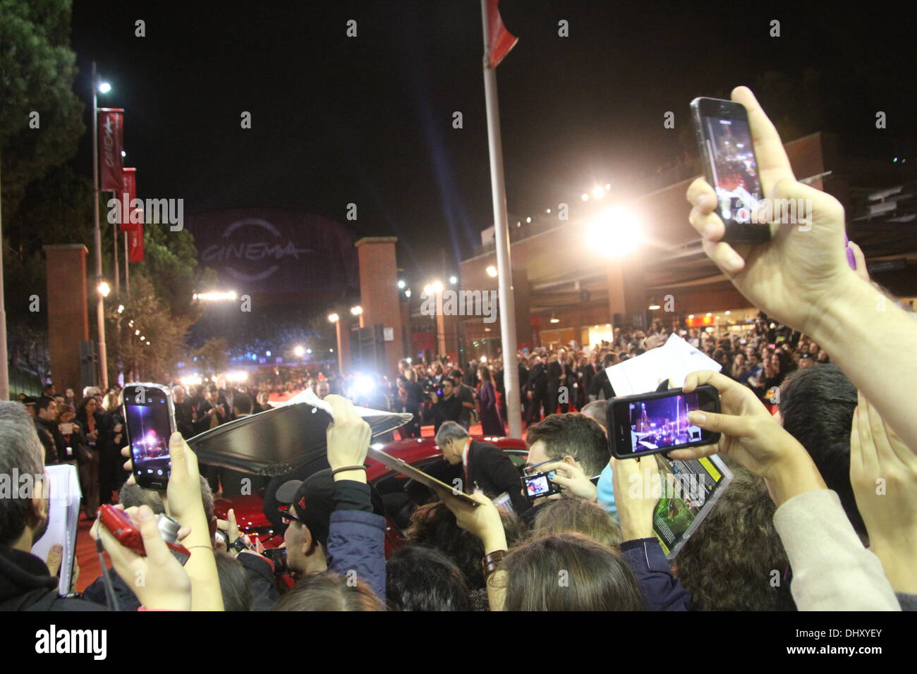 Rom, Italien. 14. November 2013 Fans warten für Liam Hemsworth, Jennifer Lawrence, Josh Hutcherson auf dem roten Teppich für den Film Hunger Games auf dem Rom International Film Festival im Auditorium in Rom, Italien © Gari Wyn Williams/Alamy Live News Stockfoto