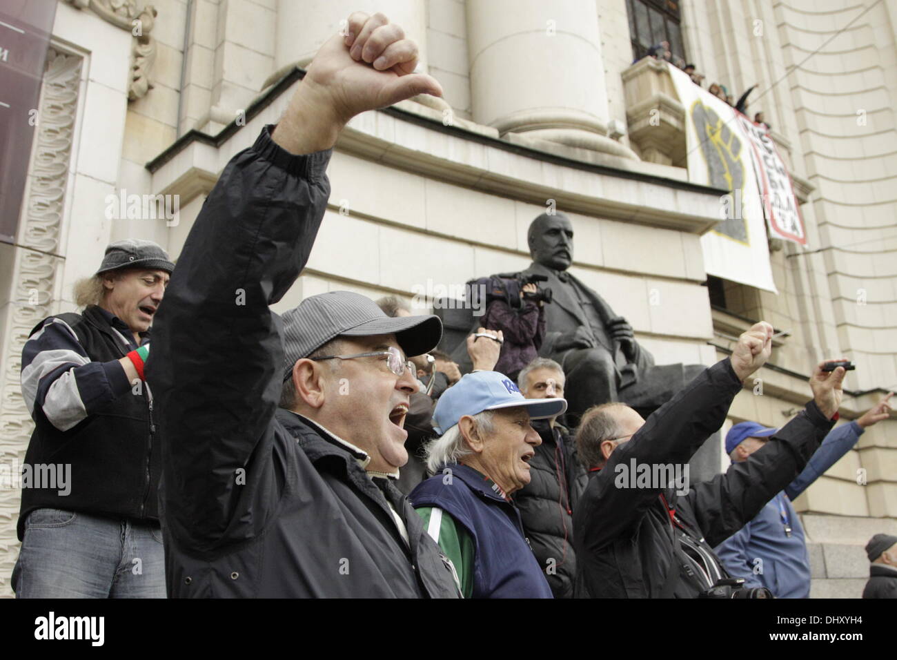 Sofia, Bulgarien. 16. November 2013. Eine Handvoll von emotionalen und eher vocal Anti-Regierungs-Demonstranten schreien "Rücktritt, Rücktritt" und "good Bye, good Bye" von der Treppe vor Kliment Ochridski-Universität, eines der Zentren der Unruhen in den letzten Monaten.   (Bild-Gutschrift: Johann Brandstatter / Alamy Live News) Stockfoto