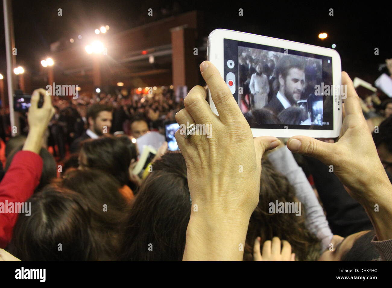 Rom, Italien. 14. November 2013 Fans warten für Liam Hemsworth, Jennifer Lawrence, Josh Hutcherson auf dem roten Teppich für den Film Hunger Games auf dem Rom International Film Festival im Auditorium in Rom, Italien © Gari Wyn Williams/Alamy Live News Stockfoto