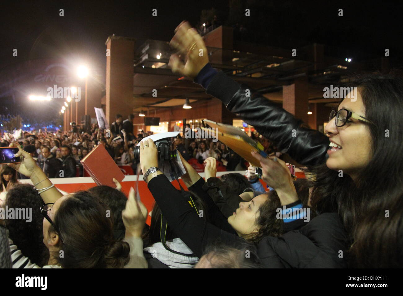 Rom, Italien. 14. November 2013 Fans warten für Liam Hemsworth, Jennifer Lawrence, Josh Hutcherson auf dem roten Teppich für den Film Hunger Games auf dem Rom International Film Festival im Auditorium in Rom, Italien © Gari Wyn Williams/Alamy Live News Stockfoto