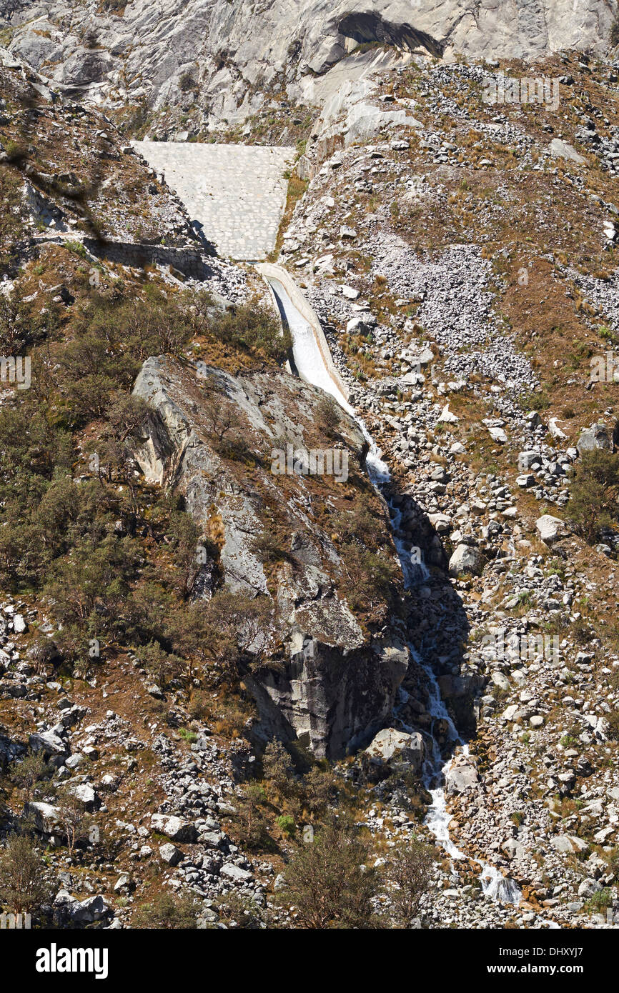 Llaca Staumauer in den peruanischen Anden, Südamerika. Stockfoto