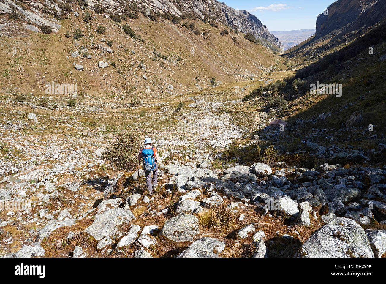 Femle Wanderer absteigend zum Llaca Tal in den peruanischen Anden, Südamerika. Stockfoto