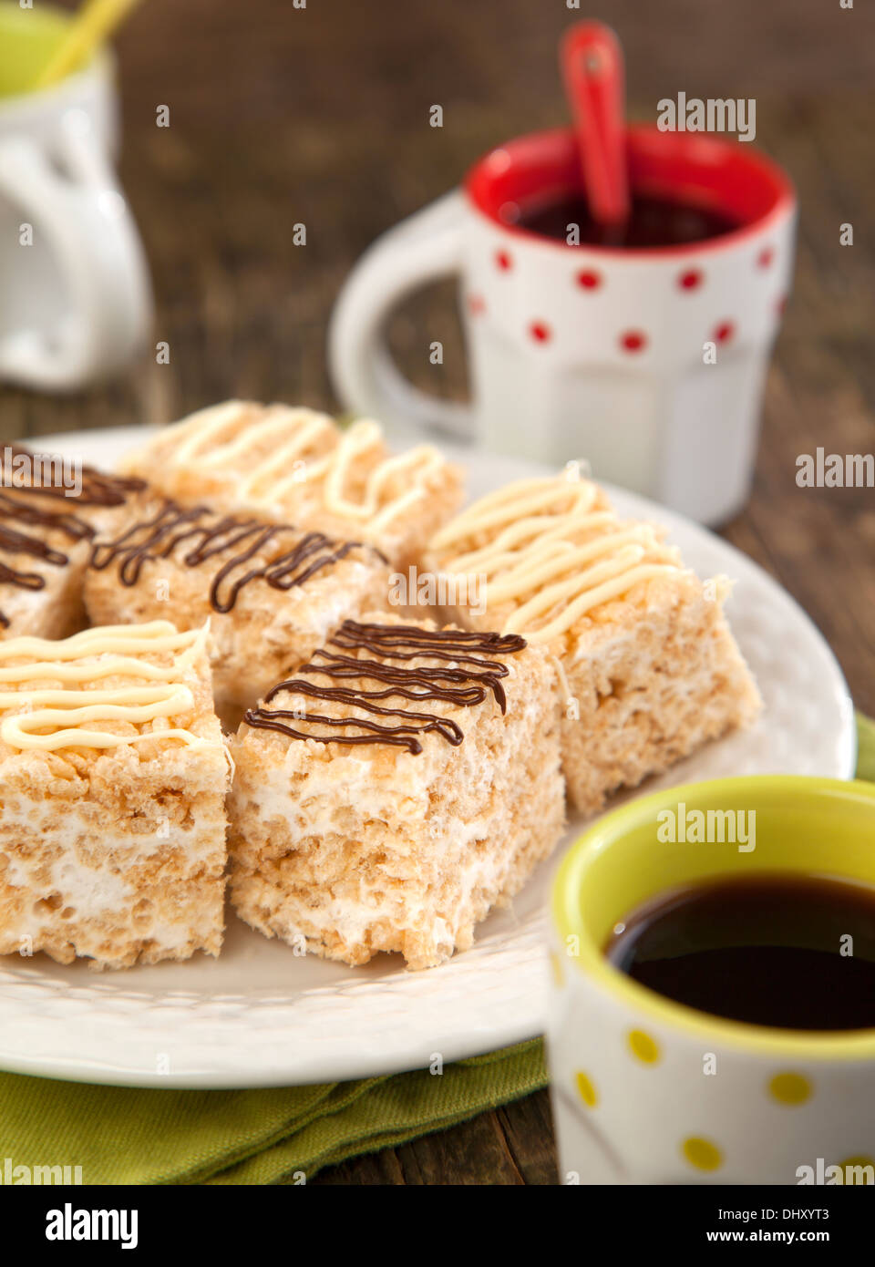 Homemade Marshmallow Reis Crispy Dessert Bar mit Schokolade Stockfoto