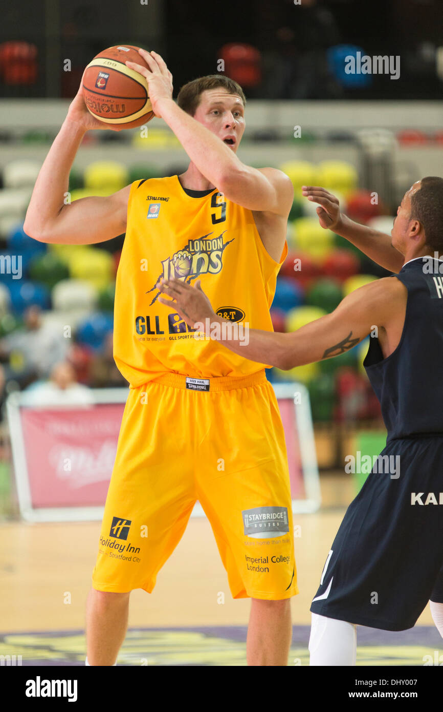 London, UK. 15. November 2013. BBL: London Lions V Sheffield Haifische, Copper Box, London, England. Stockfoto