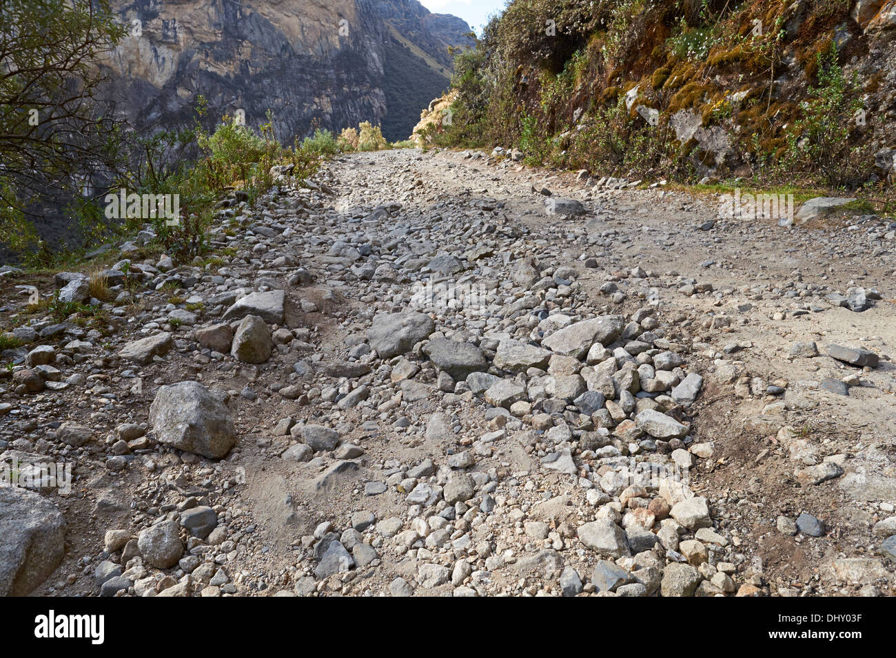 Eine sehr rau und gefährlich Bergstraße in den peruanischen Anden. Stockfoto