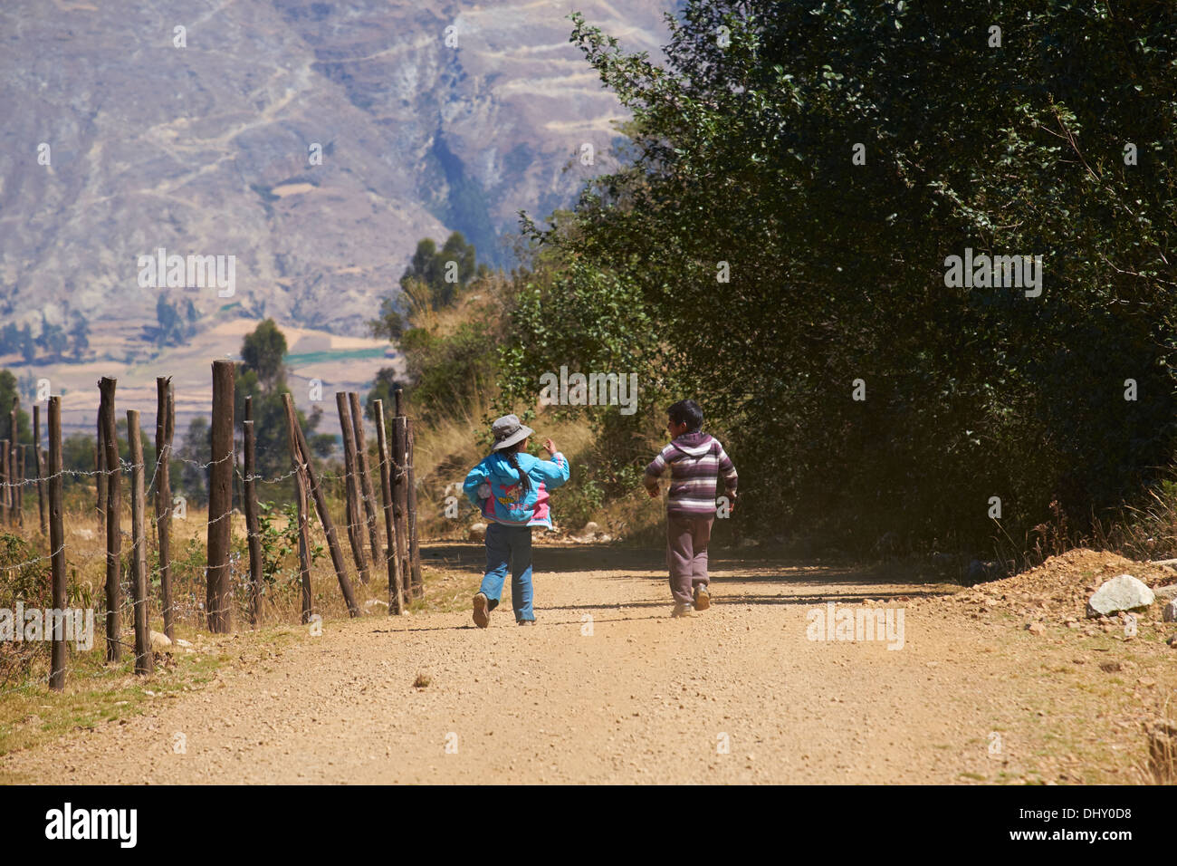 Kleine Kinder spielen, auf der Straße in den peruanischen Anden überspringen. Stockfoto