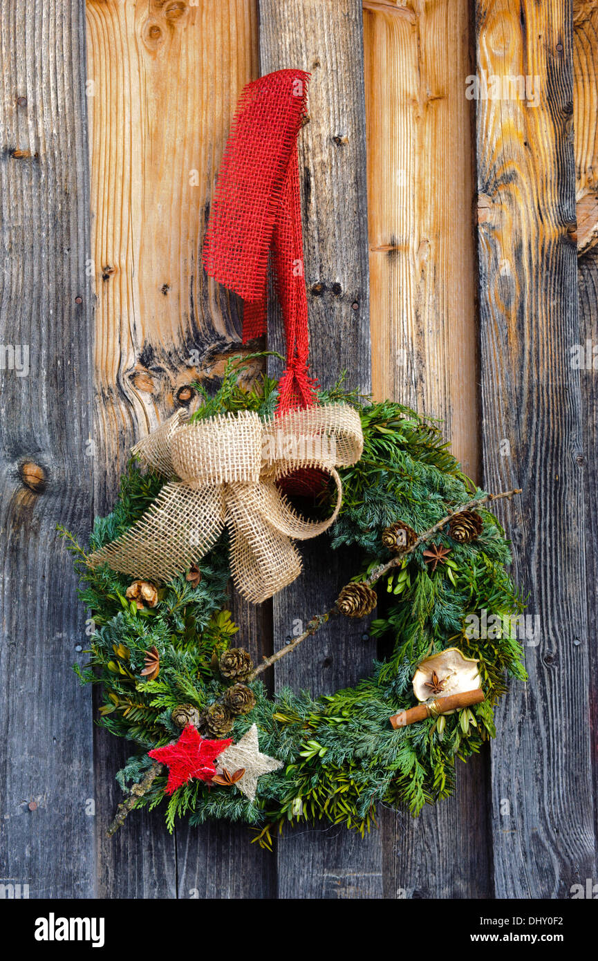 Tannen-Kranz als Xmas Dekoration auf Holztür Stockfoto