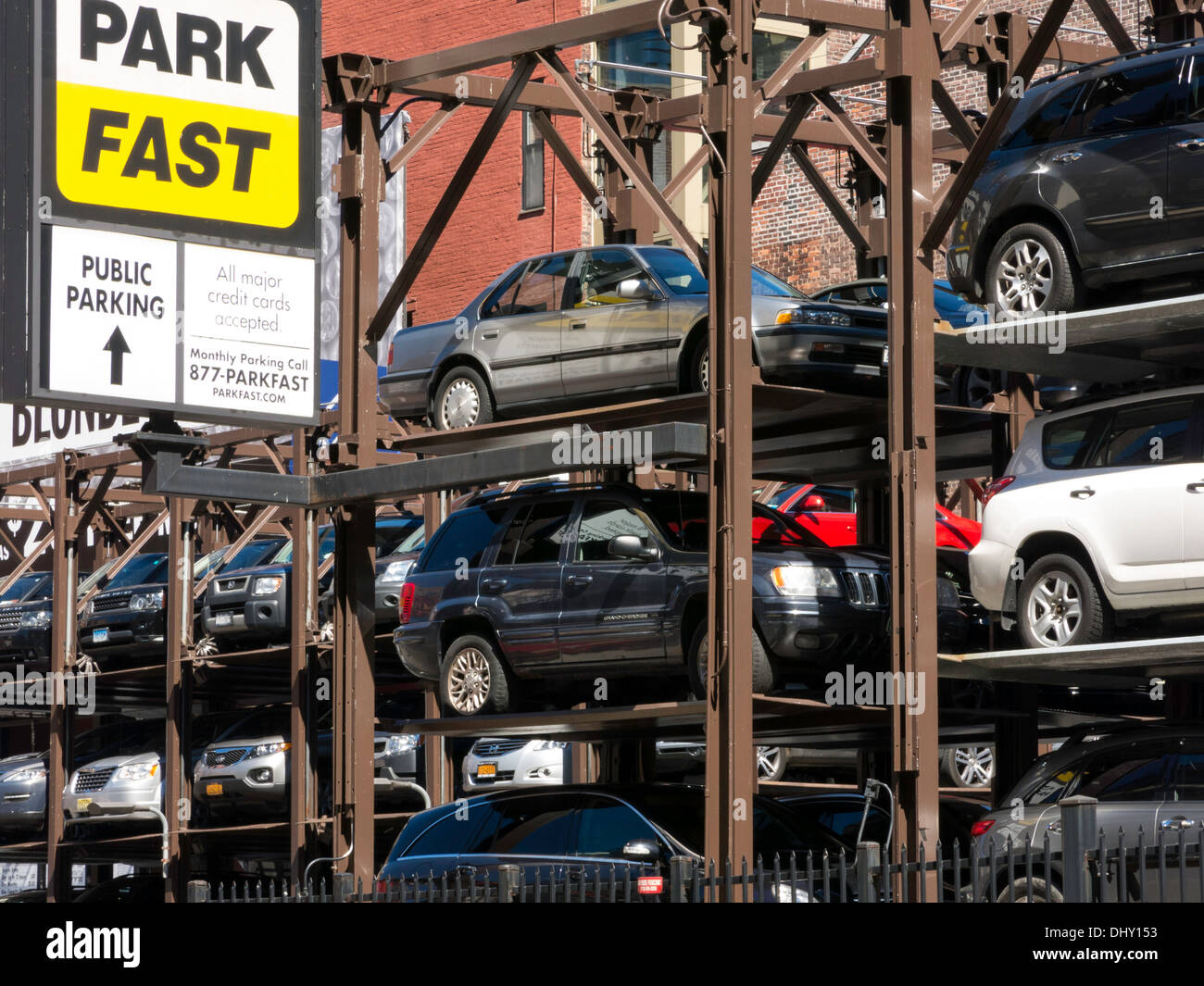 Multi-Story-Parkhaus, NYC Stockfoto