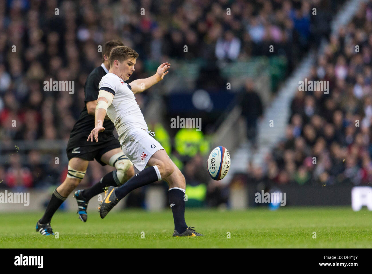 London, UK. 16. November 2013. England Outhalf Owen FARRELL in Aktion während der internationalen Rugby Union Befestigung zwischen England und Neuseeland von Twickenham treten. Bildnachweis: Aktion Plus Sport/Alamy Live-Nachrichten Stockfoto