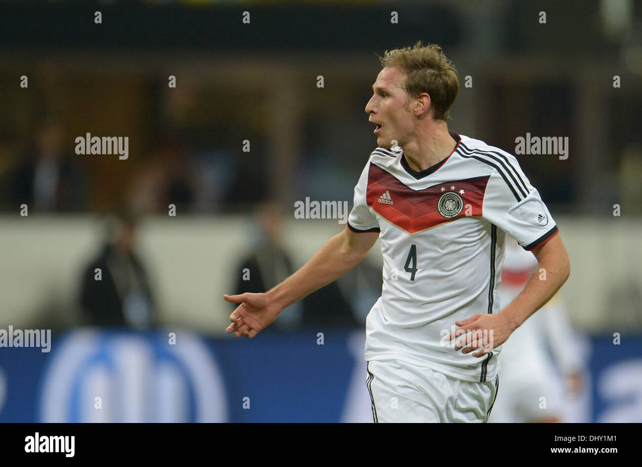 Mailand, Italien. 15. November 2013. Deutschlands Benedikt Hoewedes Gesten während der freundliche Fußball match zwischen Italien und Deutschland im Giuseppe Meazza Stadium (San Siro) in Mailand, Italien, 15. November 2013. Foto: Andreas Gebert/Dpa/Alamy Live-Nachrichten Stockfoto
