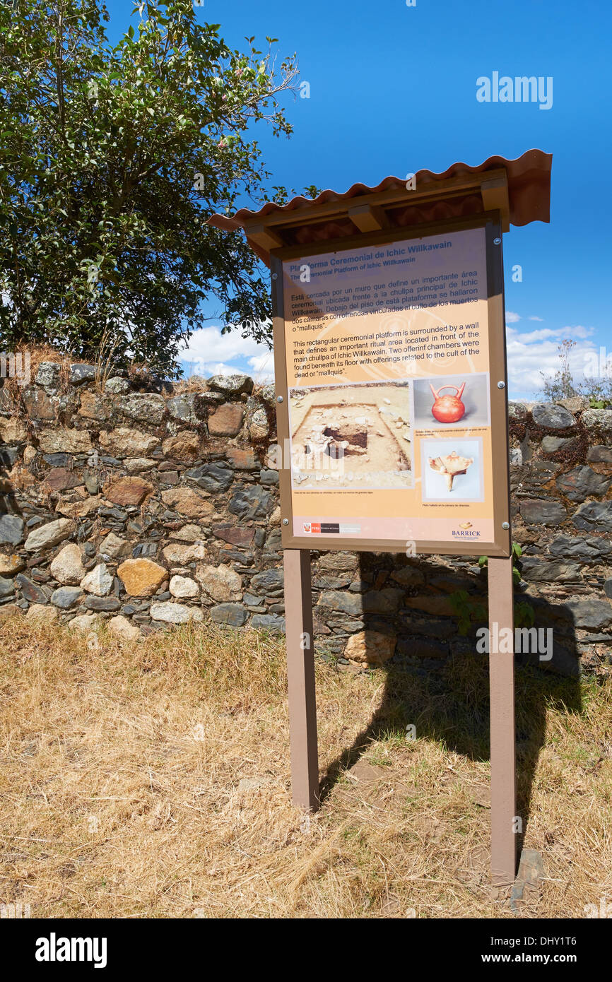 Hinweise an Willkawain (Huilcahuaín), Begräbnis- Konstruktionen (CHULLPAS) Peru. Stockfoto