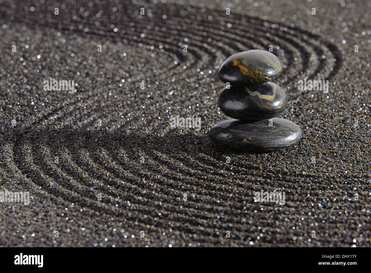 Japanischer ZEN-Garten mit gestapelten Steinen in geharkt sand Stockfoto