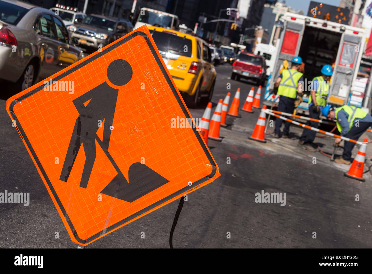 Männer arbeiten Vorsicht Zeichen, Crew im Westen und Helme und Leitkegel, NYC Stockfoto