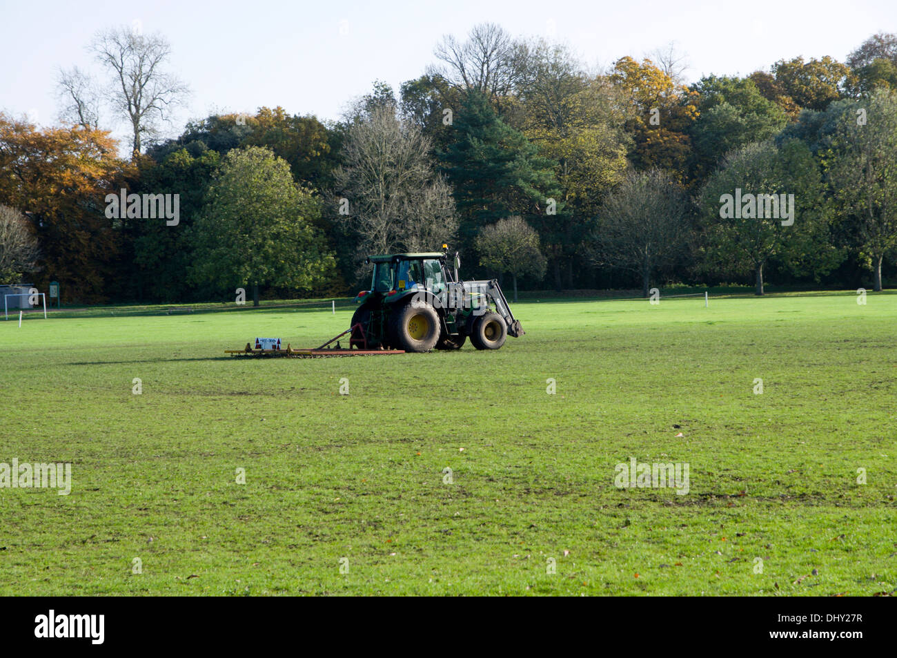 Traktor spielen Eggen Feld, Blackwier, Cardiff, Wales. Stockfoto