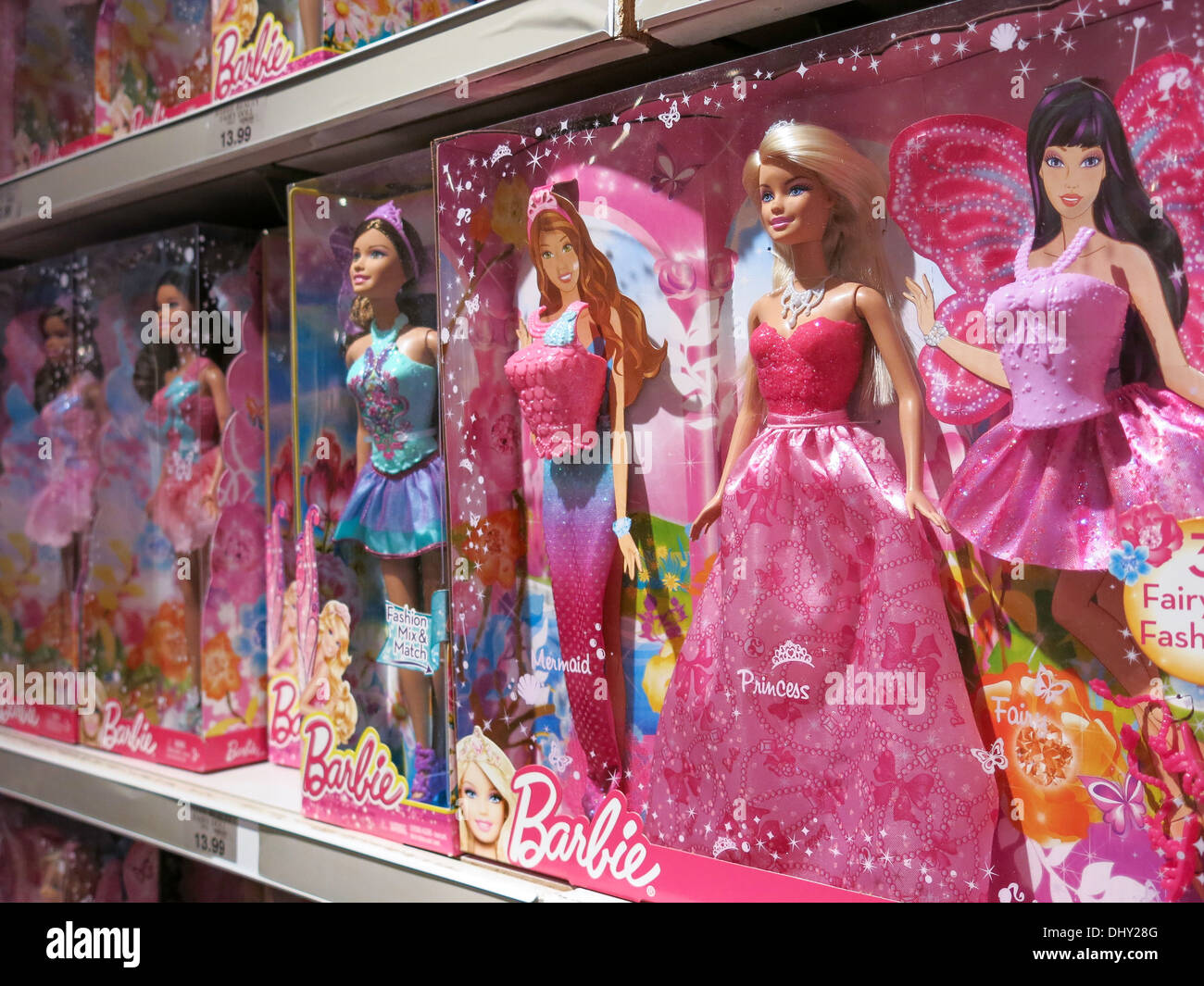 Barbie Fairytale Puppen Toys R Us Store Interieur Times Square New York Stockfotografie Alamy