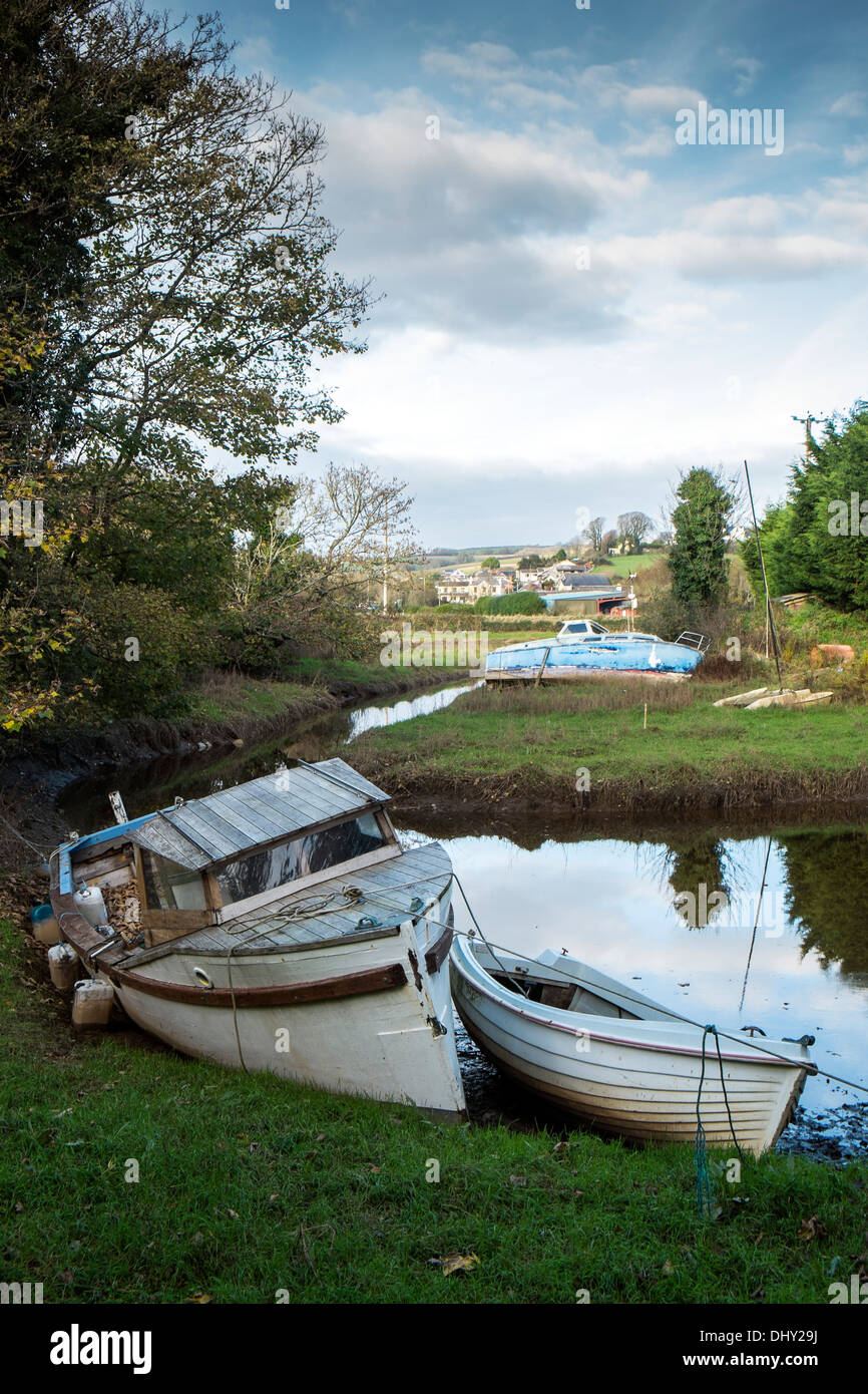 Alte Boote, die für den Winter auf einem Seitenkanal des Flusses Avon, Aveton Gifford, festgemacht wurden. Devon. GROSSBRITANNIEN Stockfoto