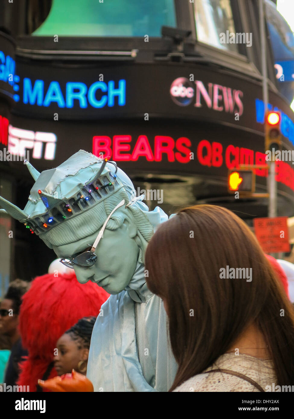 Freiheitsstatue Liberty Street-Artist und Frau Tourist, Times Square, New York, USA Stockfoto