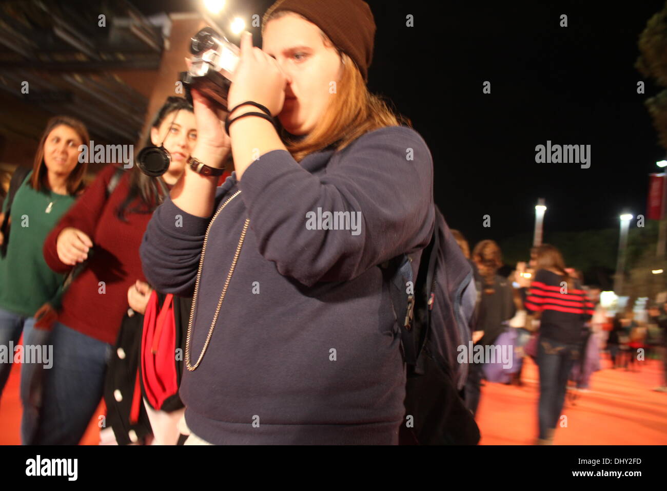Rom, Italien. 14. November 2013 Fans warten für Liam Hemsworth, Jennifer Lawrence, Josh Hutcherson auf dem roten Teppich für den Film Hunger Games auf dem Rom International Film Festival im Auditorium in Rom, Italien © Gari Wyn Williams/Alamy Live News Stockfoto