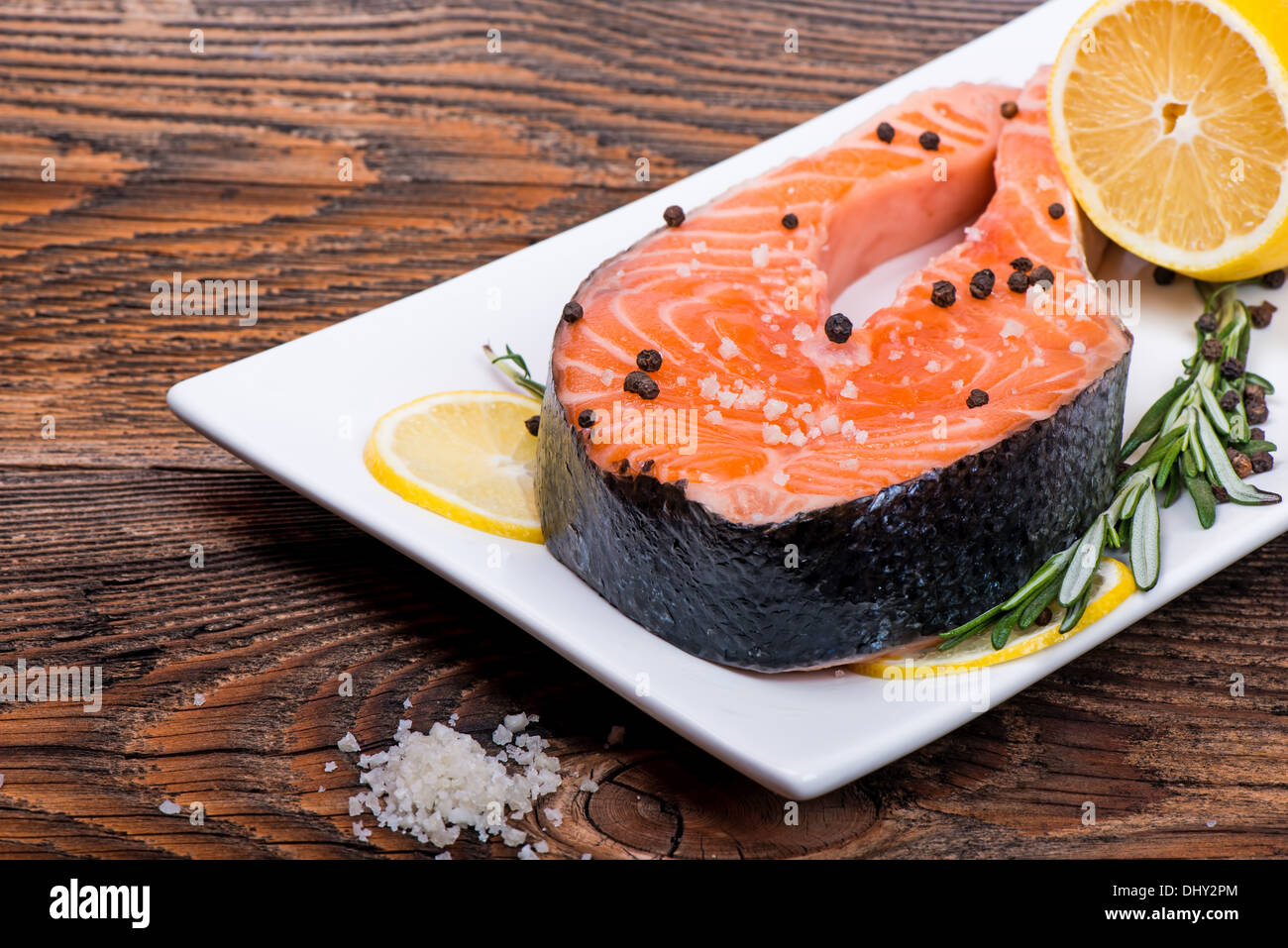 Frischen rohen Lachs roter Fisch Steak mit Kräutern, Gewürzen und Gemüse Stockfoto