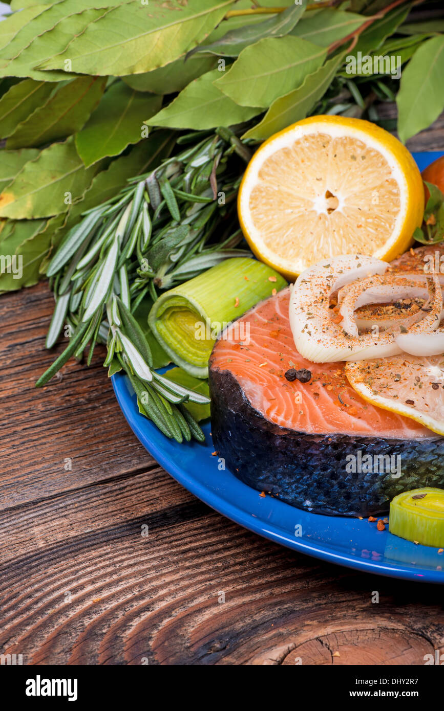 Frischen rohen Lachs roter Fisch Steak mit Kräutern, Gewürzen und Gemüse Stockfoto