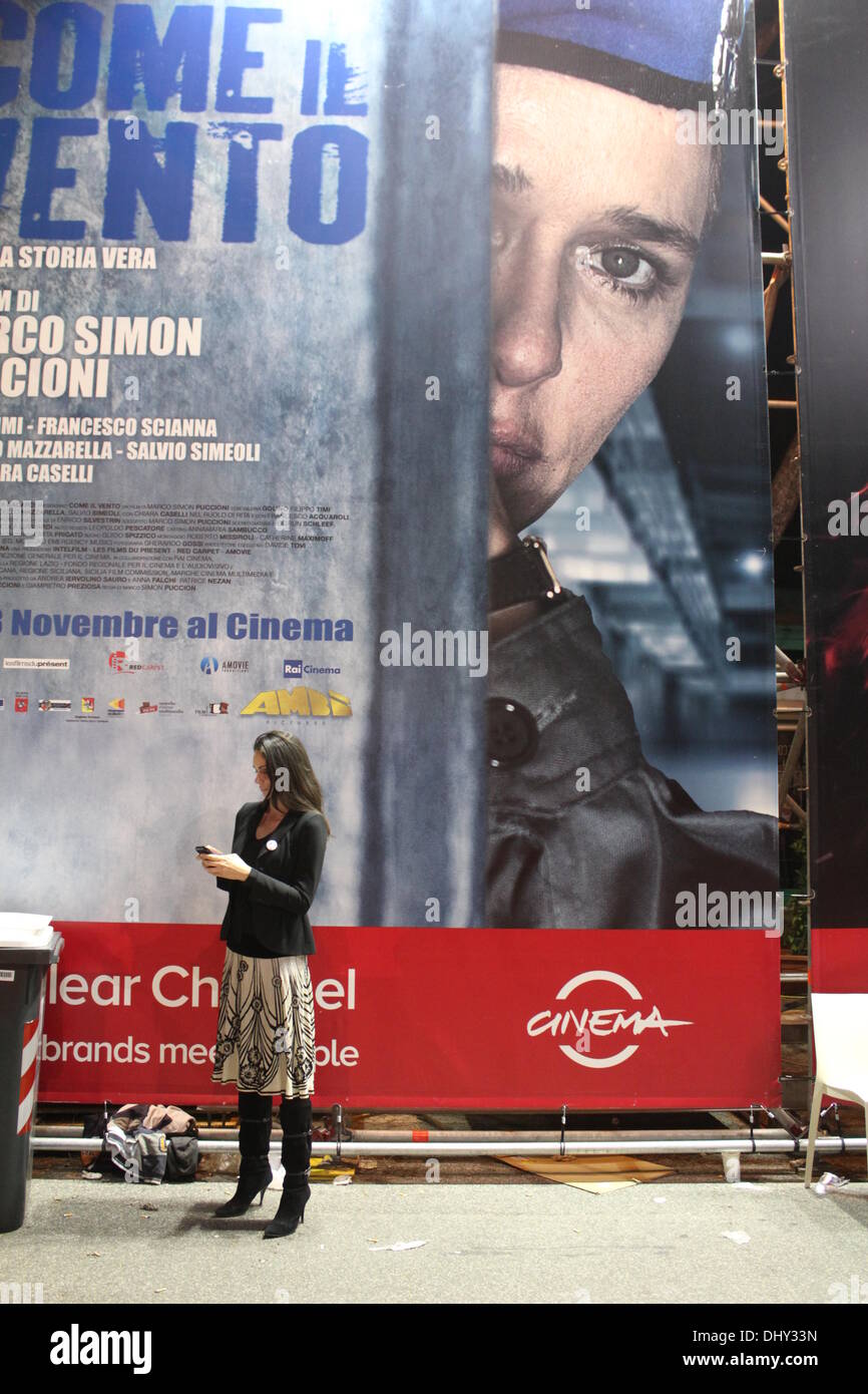 Rom, Italien. 14. November 2013 Fans warten für Liam Hemsworth, Jennifer Lawrence, Josh Hutcherson auf dem roten Teppich für den Film Hunger Games auf dem Rom International Film Festival im Auditorium in Rom, Italien © Gari Wyn Williams/Alamy Live News Stockfoto