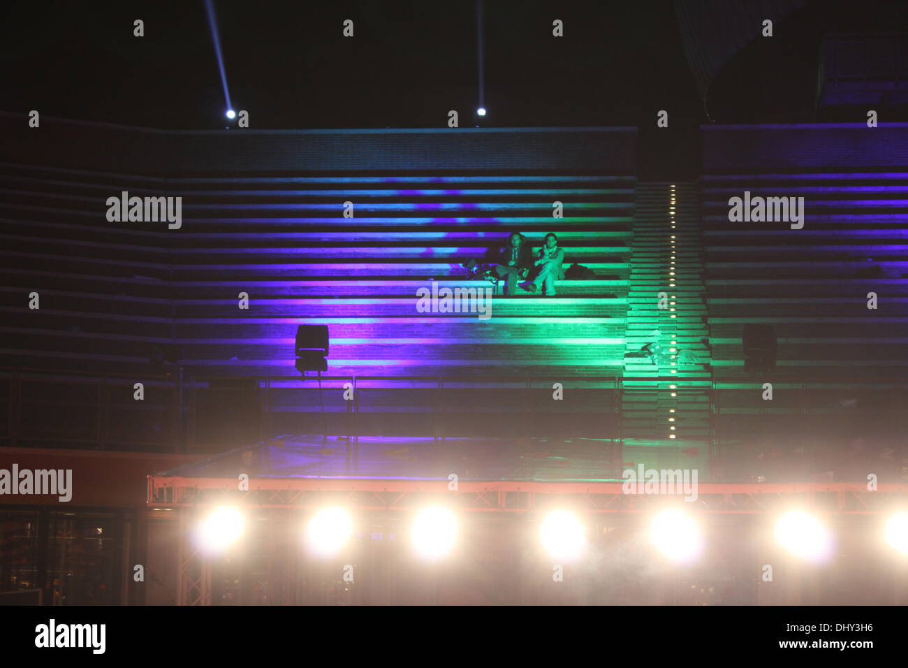 Rom, Italien. 14. November 2013 Fans warten für Liam Hemsworth, Jennifer Lawrence, Josh Hutcherson auf dem roten Teppich für den Film Hunger Games auf dem Rom International Film Festival im Auditorium in Rom, Italien © Gari Wyn Williams/Alamy Live News Stockfoto