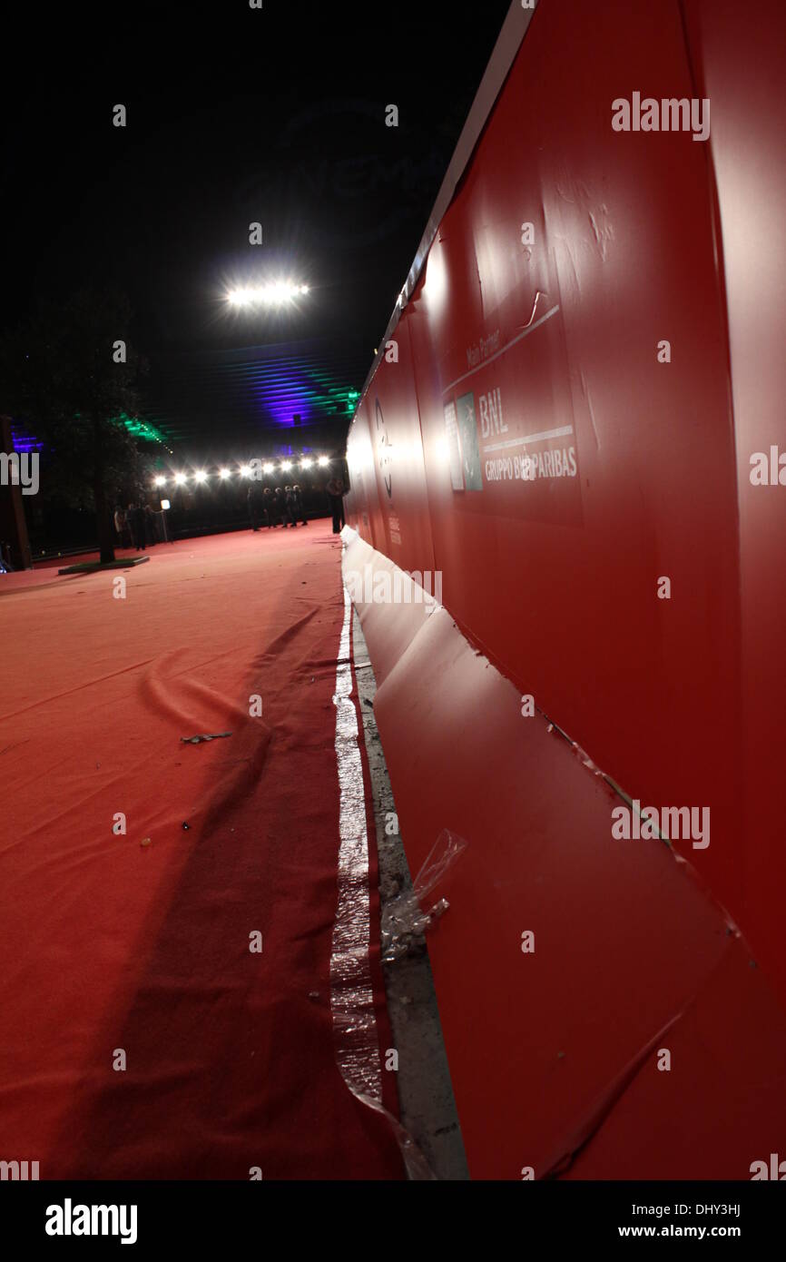 Rom, Italien. 14. November 2013 Fans warten für Liam Hemsworth, Jennifer Lawrence, Josh Hutcherson auf dem roten Teppich für den Film Hunger Games auf dem Rom International Film Festival im Auditorium in Rom, Italien © Gari Wyn Williams/Alamy Live News Stockfoto