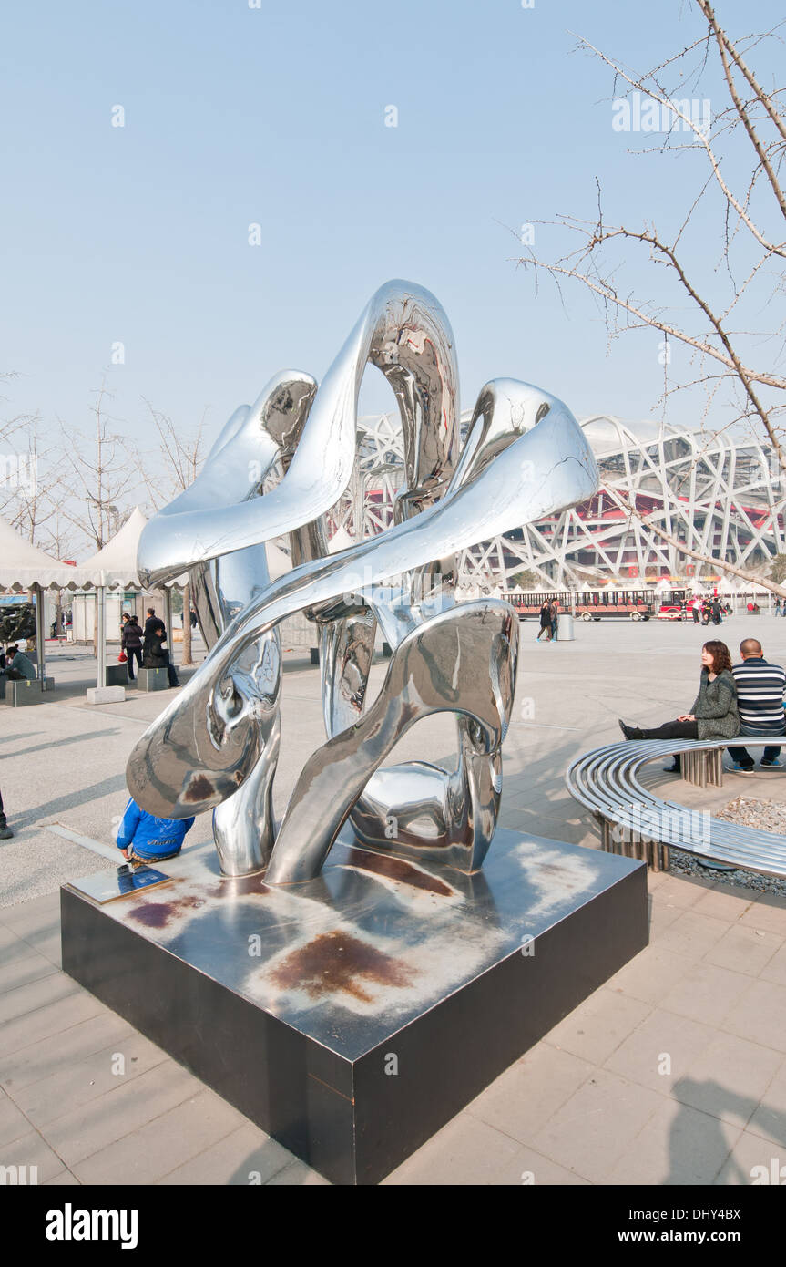 Skulptur im Olympic Park Green vor National Stadium auch bekannt als das Vogelnest in Chaoyang District, Beijing, China Stockfoto