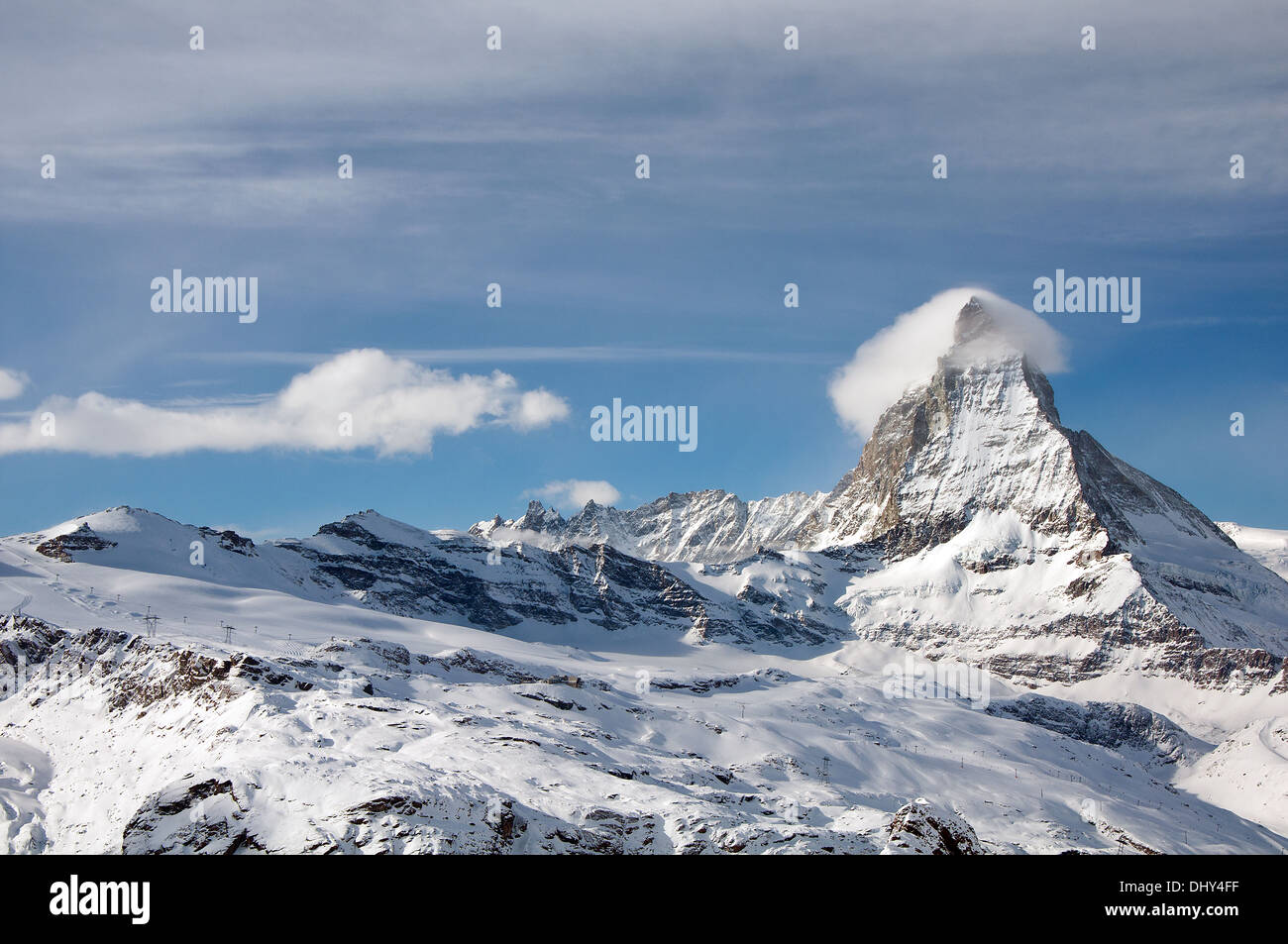 Matterhorn und anderen alpinen Hügeln mit Skipisten, Schweiz Stockfoto