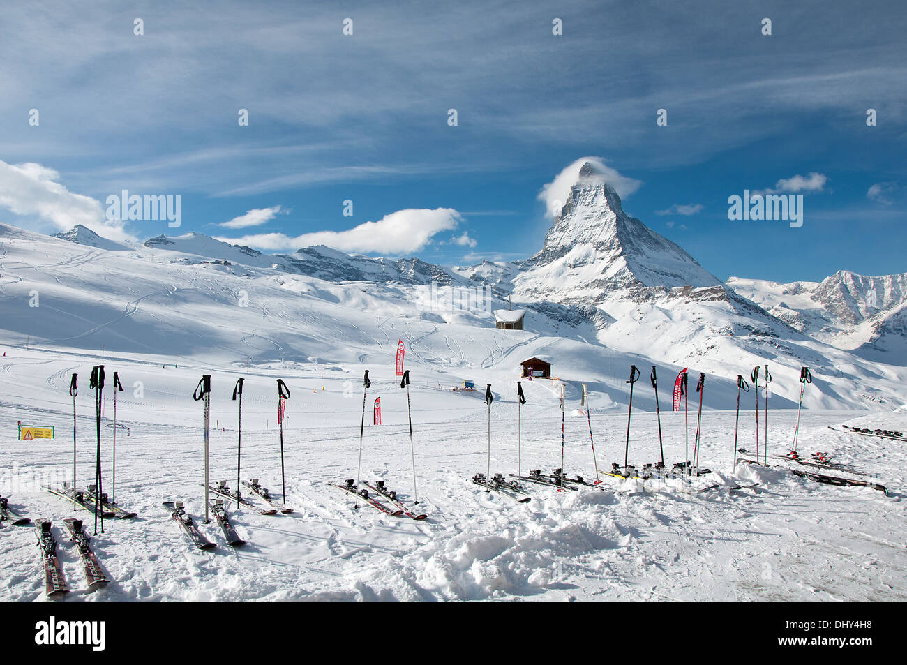 ZERMATT - Januar 17: Panorama der Matterhorn Ski Paradise am 17. Januar 2013 in der Schweiz. Blick vom Station Riffelberg. Stockfoto