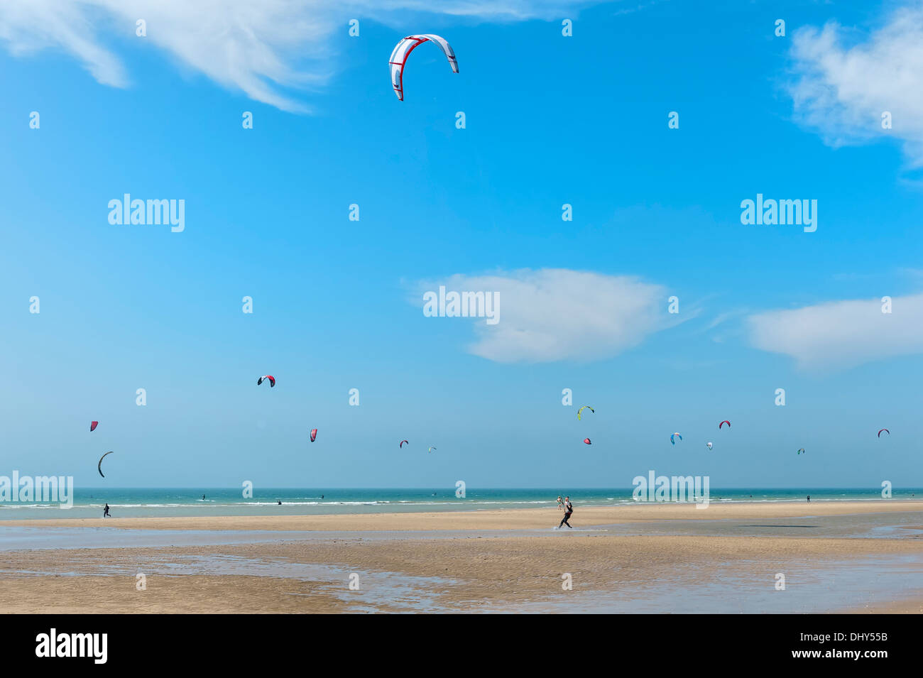 Kite-Surfer auf der Wissant Strand, Côte d ' Opale, Region Nord-Pas-de-Calais, Frankreich Stockfoto