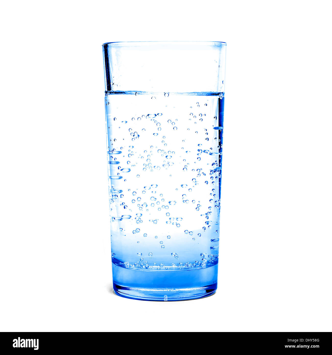 Ein Glas voller Wasser isoliert auf weißem Hintergrund Stockfoto