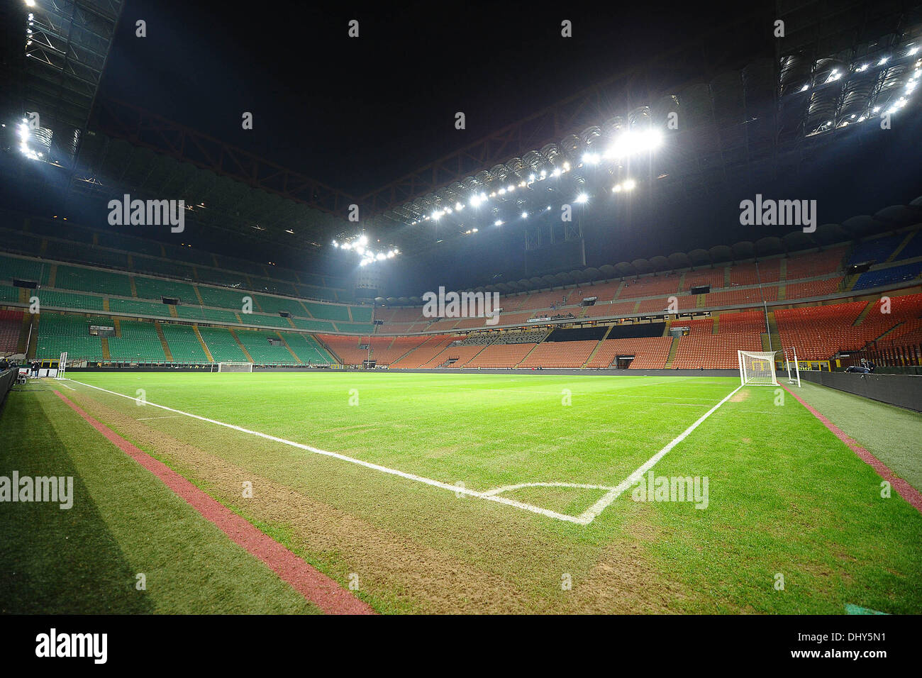 Mailand, Italien. 15. November 2013. Innenansicht des Giuseppe Meazza Stadium nachts das Freundschaftsspiel zwischen Italien und Deutschland im Giuseppe Meazza Stadium (San Siro) in Mailand, Italien, 15. November 2013. Foto: Revierfoto/Dpa - NO-Draht-SERVICE-/ Dpa/Alamy Live News Stockfoto