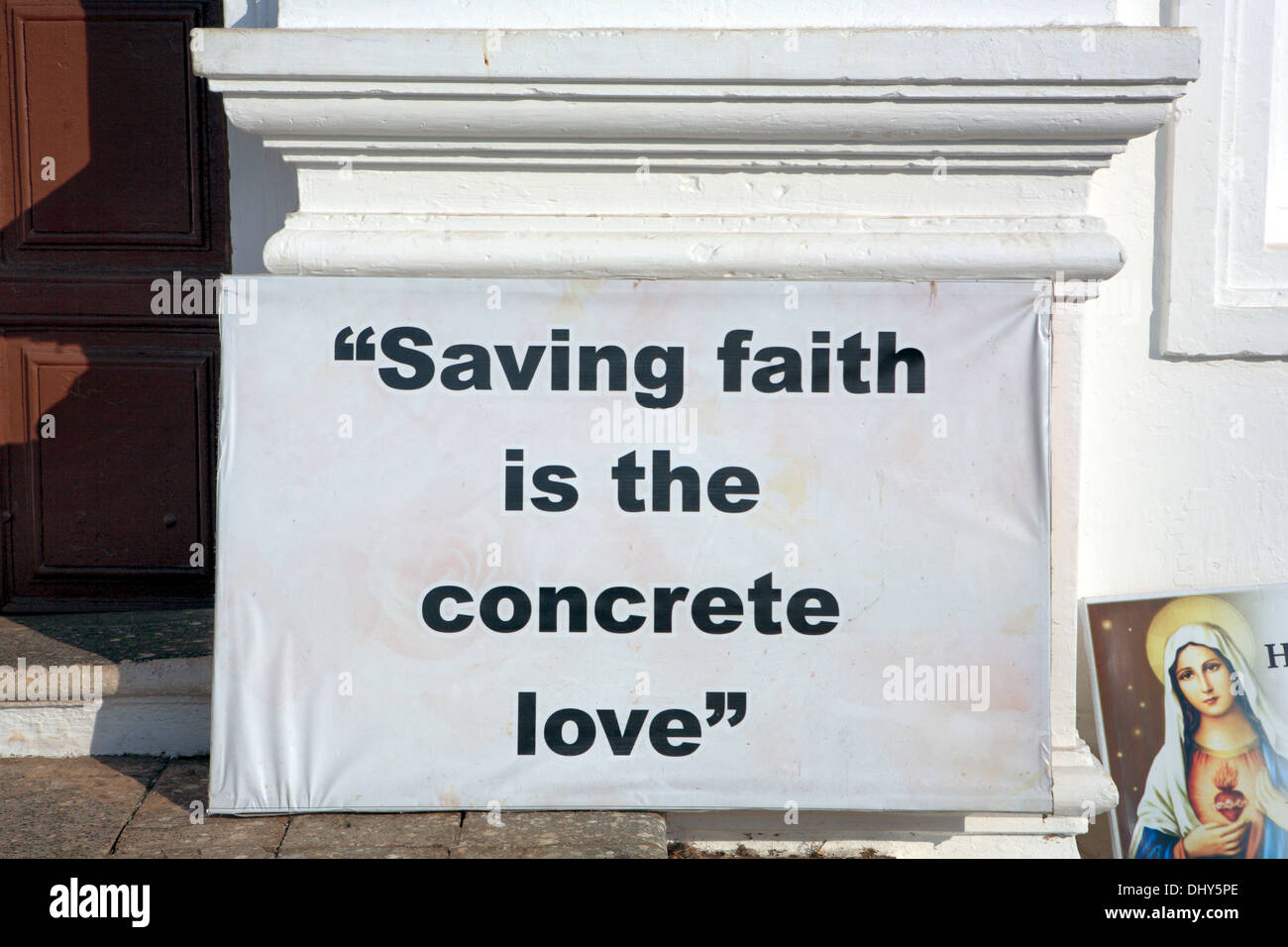 Rettender Glaube ist die konkrete Liebe, Schild am Dom, Panajim, Goa, Indien Stockfoto