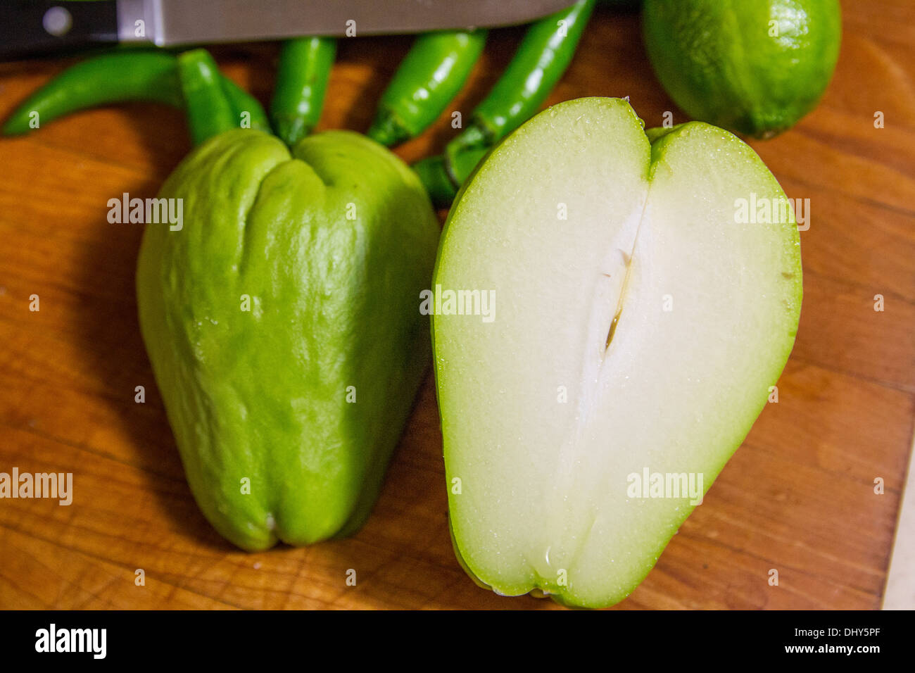 Chayote Squash Serrano Chili Lime Pilze Kaiserschoten für unter Rühren braten Stockfoto