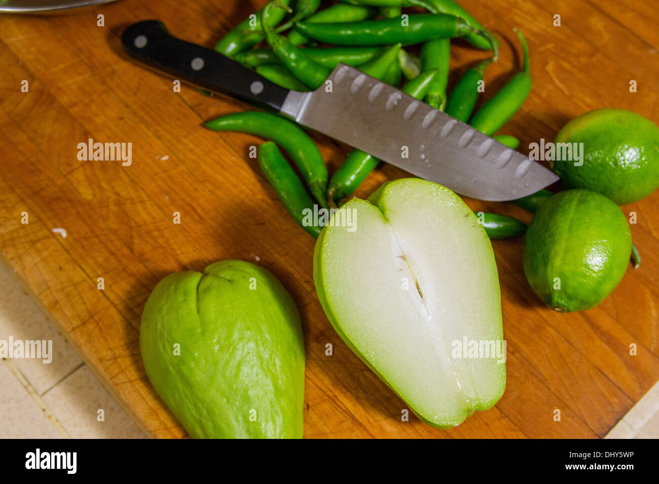 Chayote Squash Serrano Chili Lime Pilze Kaiserschoten für unter Rühren braten Stockfoto
