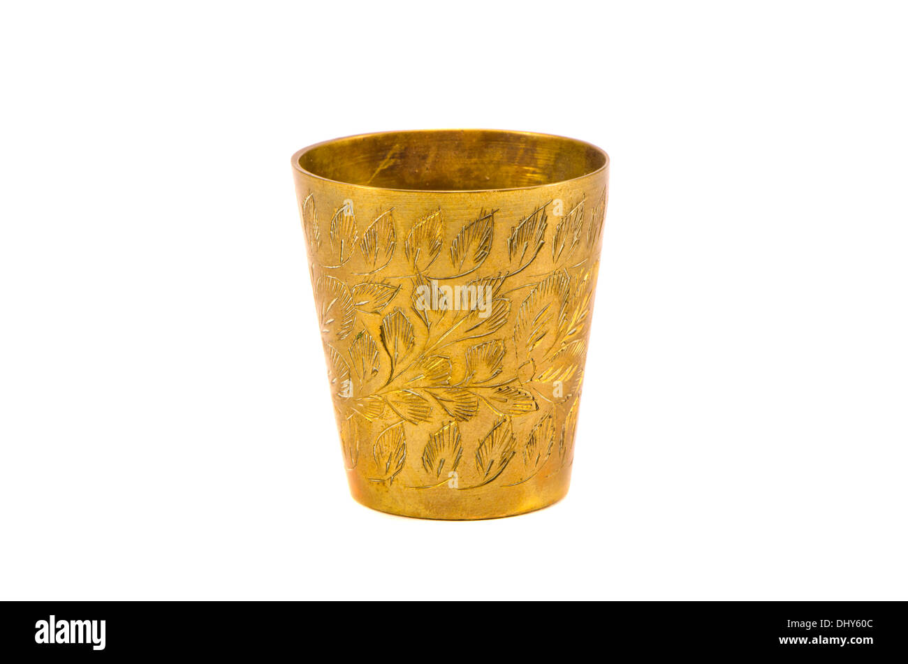 Antike Gravieren Messing-Tasse isoliert auf weißem Hintergrund Stockfoto