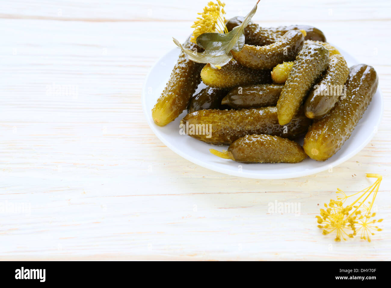 saure Gurken auf einem weißen Teller, Essen Stockfoto