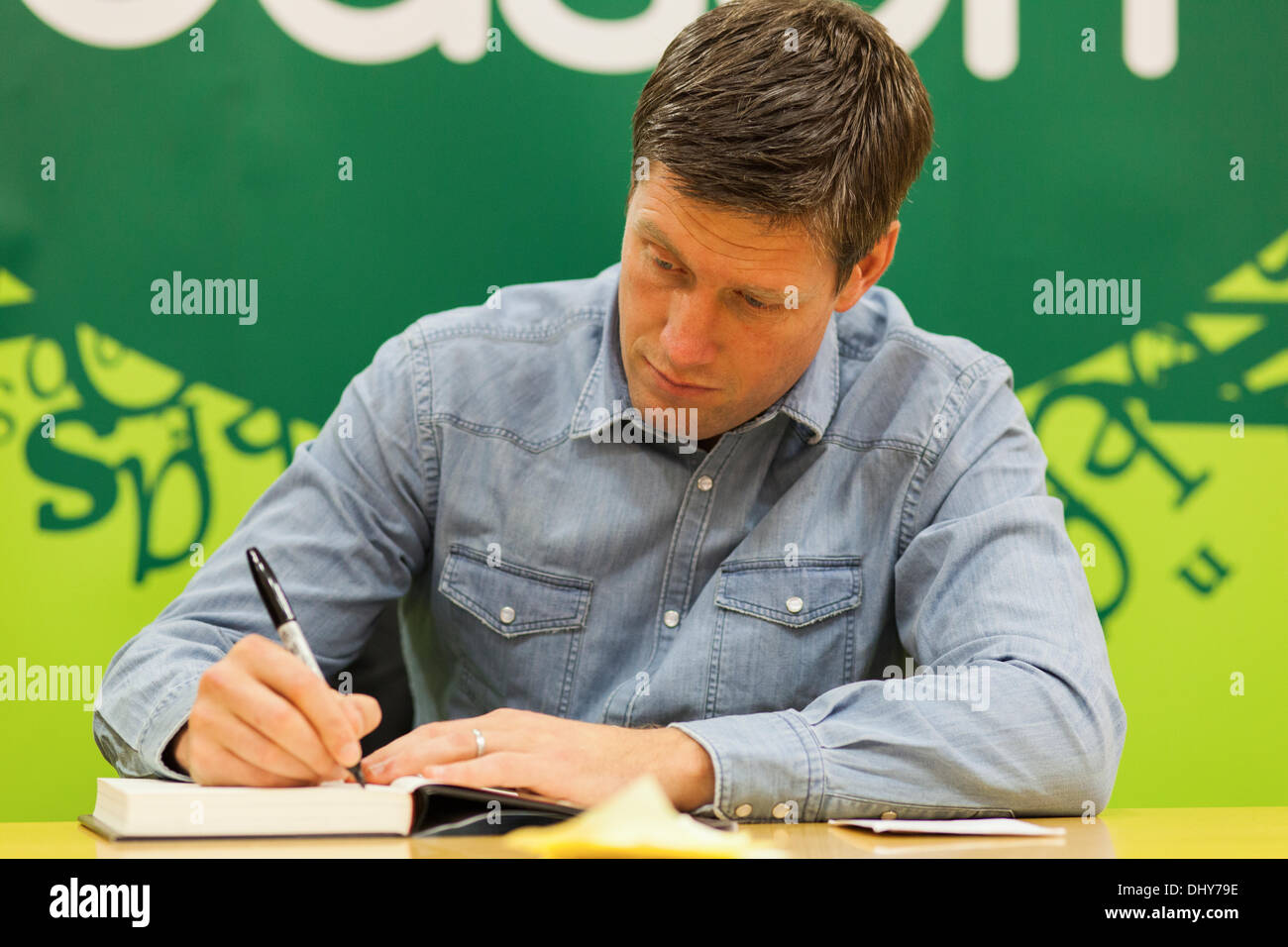 Ronan o ' Gara unterschreibt Exemplare seines zweiten Buches in Dublin, Irland Stockfoto