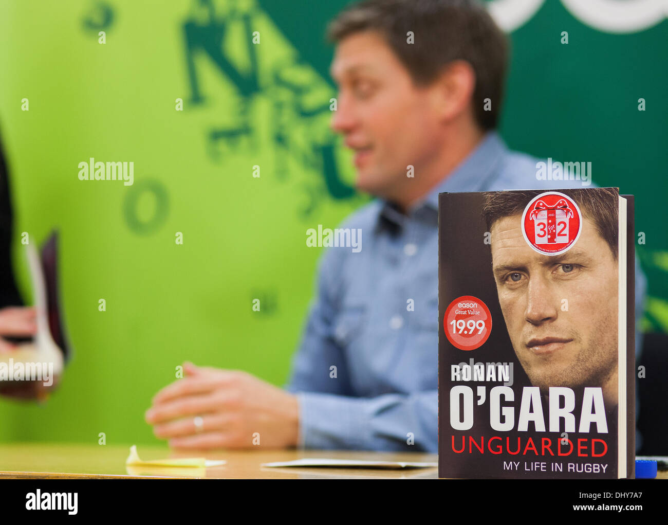 Ronan o ' Gara unterschreibt Exemplare seines zweiten Buches in Dublin, Irland Stockfoto
